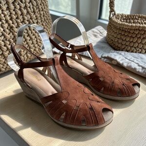 BeautiFeel Brown Suede T-Strap Wedges